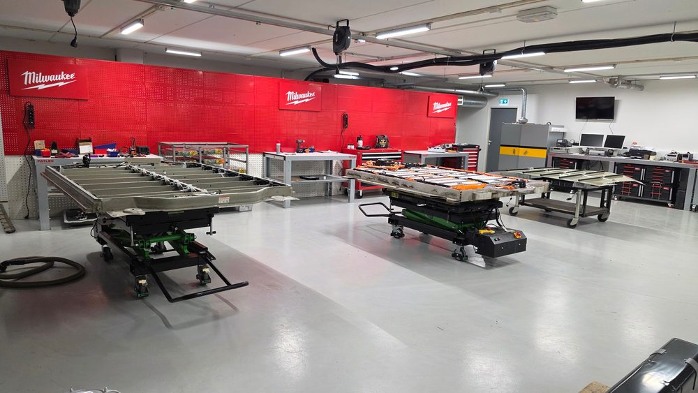 Akkulaboratorio: ajoakkuja korjauksessa nostopöydillä