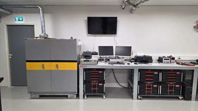 Akkulaboratorion mittaus- ja testauslaitteistoa