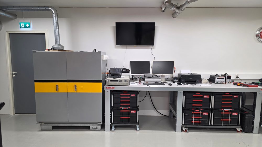Akkulaboratorion mittaus- ja testauslaitteistoa