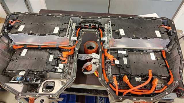 Volvo-hybridin ajoakku avattuna korjausta varten