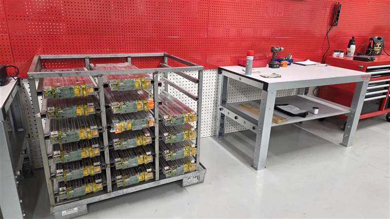 Testattuja korkeajänniteakun moduuleita Kokkolan Autohuollon akkulaboratoriossa