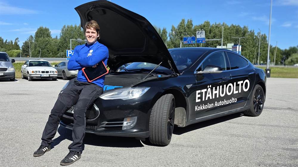 Asentaja Oskari Melender ja Kokkolan Autohuollon etähuoltoauto pääkaupunkiseudulla