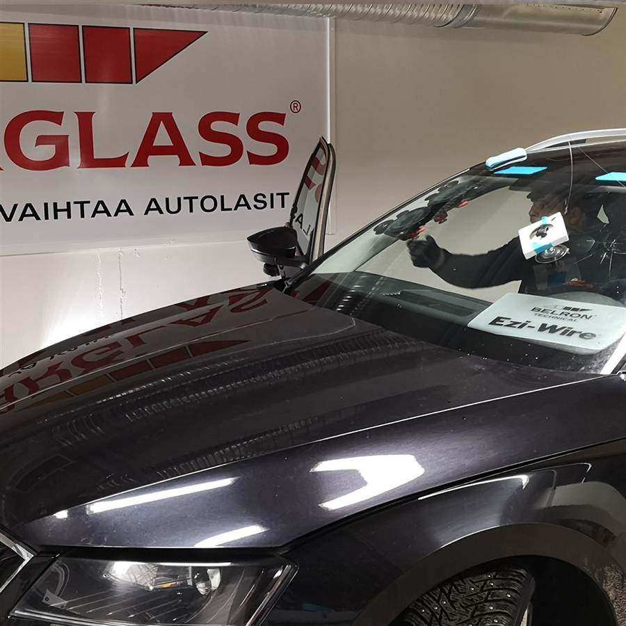 Tuulilasin vaihto käynnissä korjaamohallissa