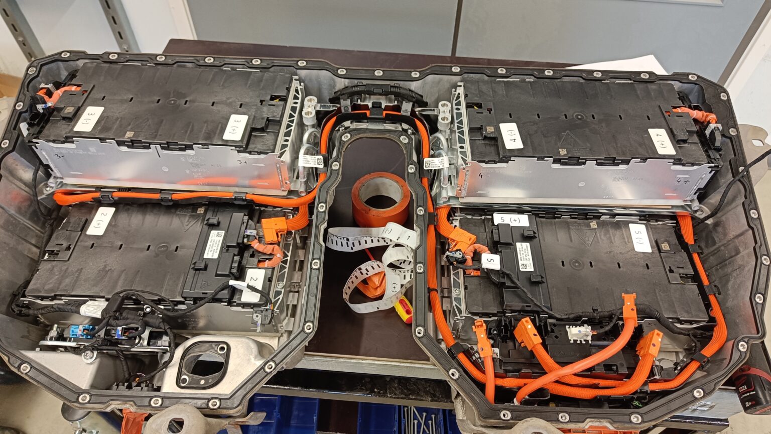 Volvo-hybridin ajoakku avattuna korjausta varten