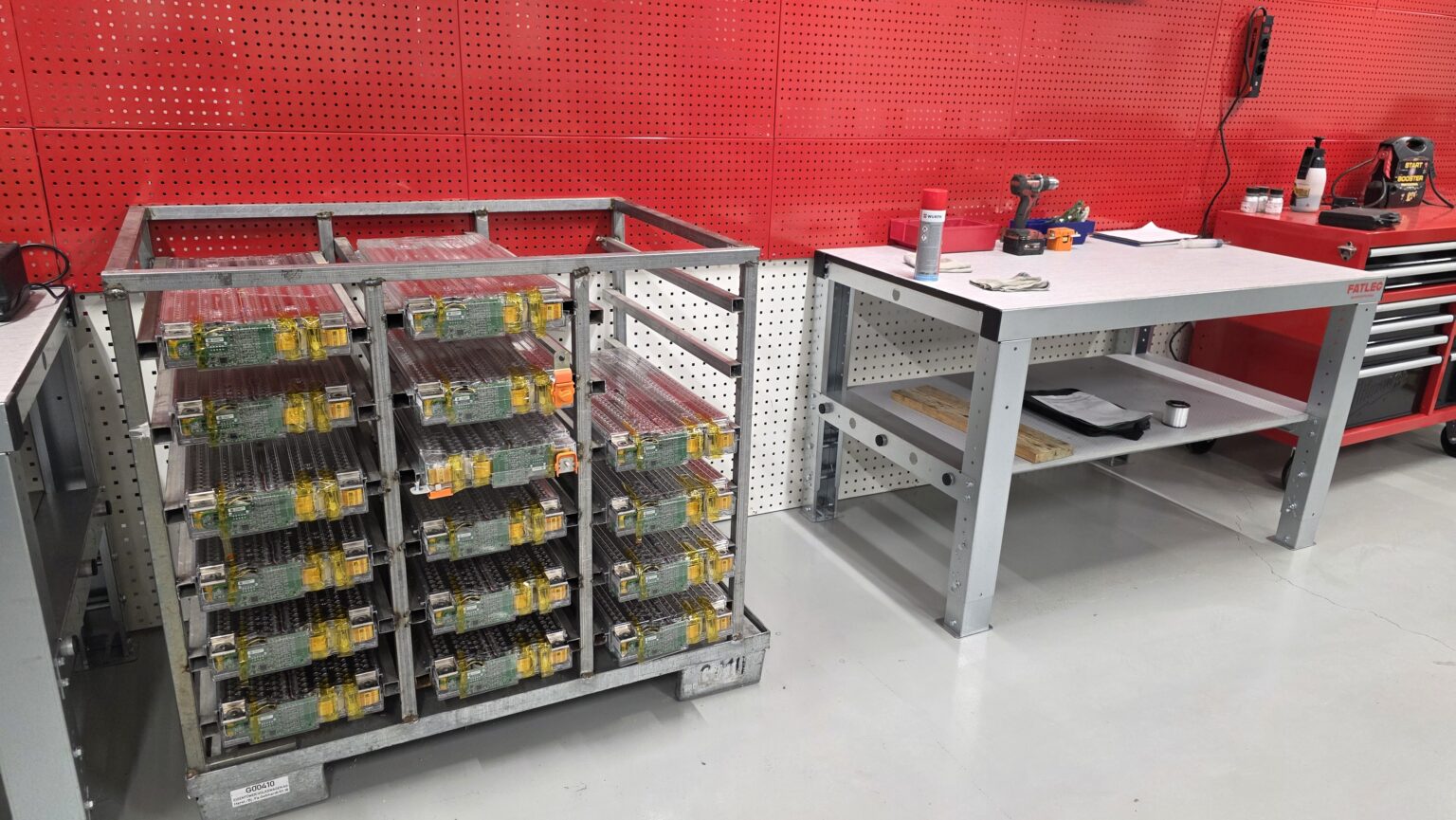 Testattuja korkeajänniteakun moduuleita Kokkolan Autohuollon akkulaboratoriossa