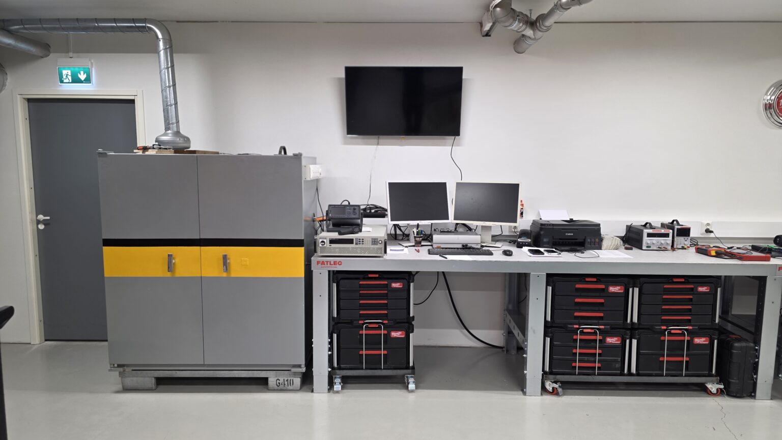 Akkulaboratorion mittaus- ja testauslaitteistoa